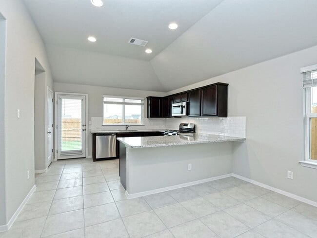 Building Photo - 3 BR / 2 BA - 1533 SF in Bastrop - Close t...