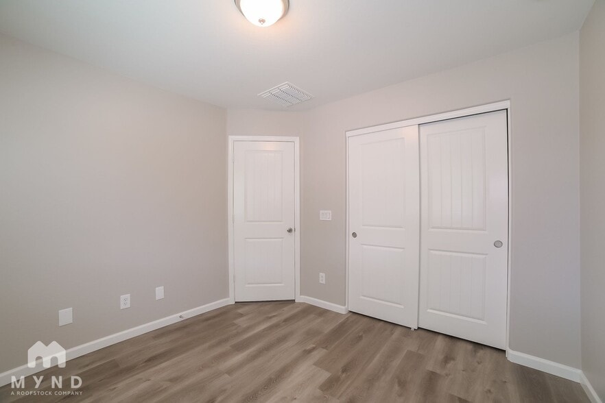 Building Photo - 3023 S 87th Dr