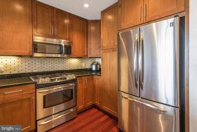 Building Photo - 8220 Crestwood Heights Dr