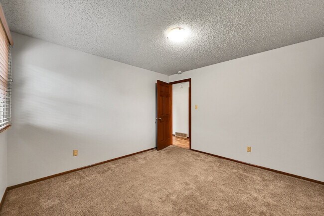 Building Photo - $2,895.00, 4 bed, 3.5 bath, located in Col...