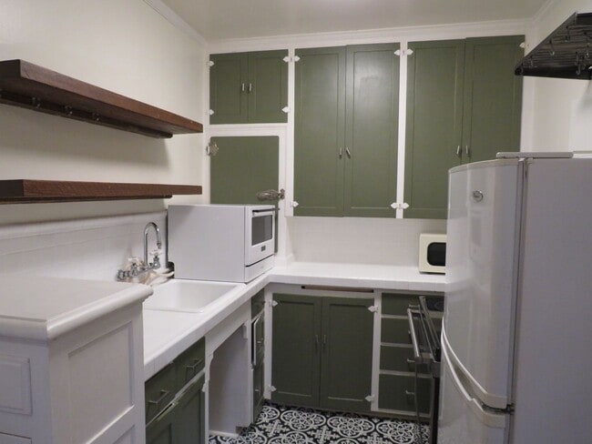 Building Photo - Capitol Hill Studio $1550.00,  W/S/G included. La Flor Condominiums.