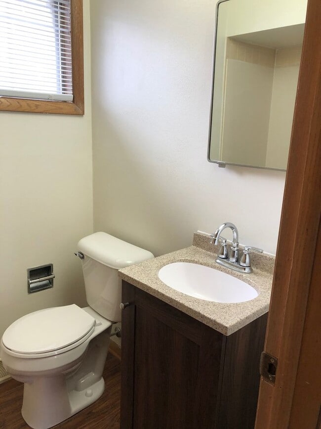 Building Photo - Modern, comfortable townhome living just steps from the Fox River and Oshkosh’s lively downtown.