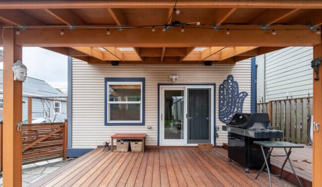 Building Photo - 3804 NE 8th Ave