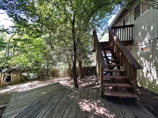 Building Photo - Large 3 Bed, 2 Bath, Sanctuary!