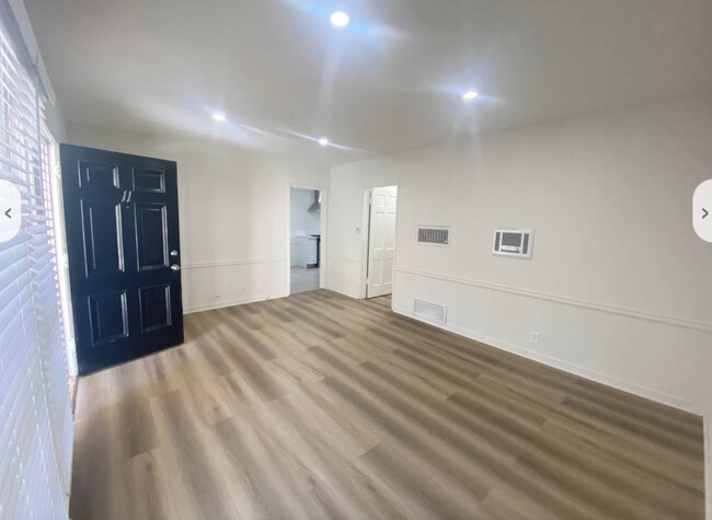 Building Photo - 1401 - 1407 Havenhurst Drive