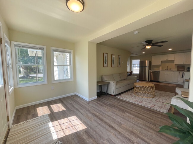 Building Photo - 100 Miller St