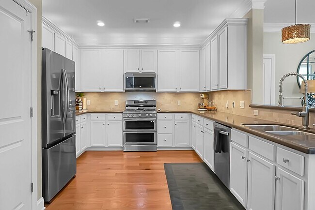 Building Photo - Johns Island 4BR, 2.5 BA Gem: Features Wood Floors, 2-Car Garage, & Community Pool