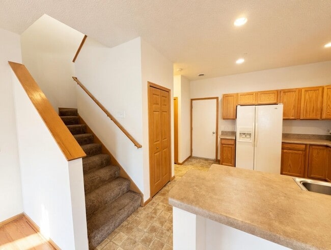 Building Photo - Rare 2bed + Loft Townhome in Maple Grove