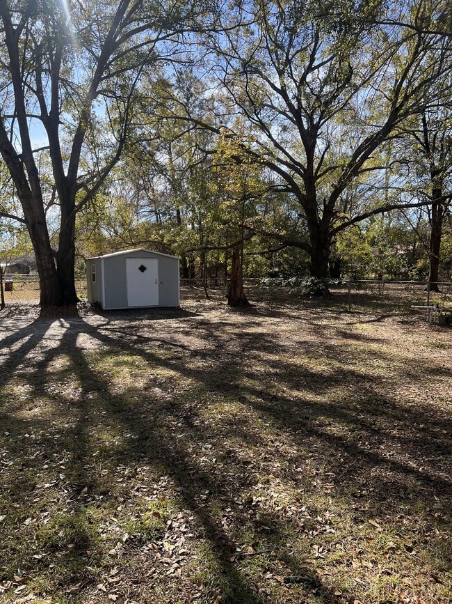 Building Photo - 934 Pineland Ave