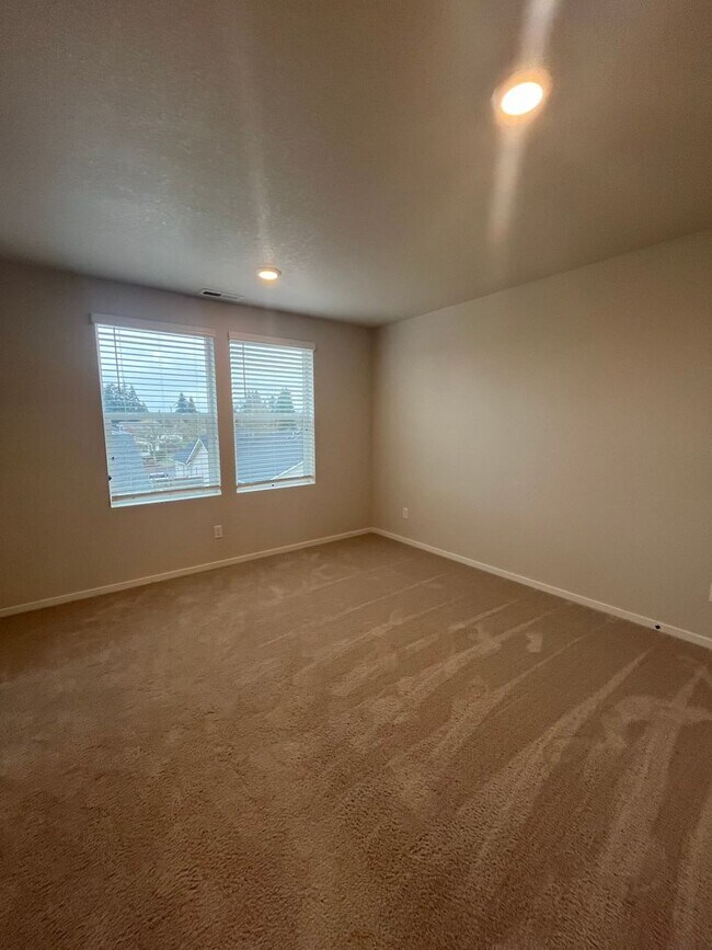 Building Photo - 4-Bedroom 2.5-Bathrrom house in Springfield