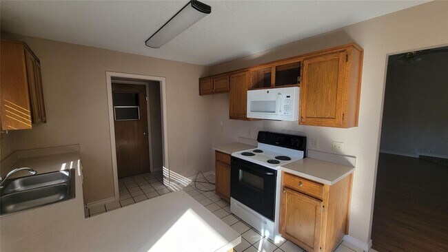Building Photo - Discover this inviting 3 bedroom, 2 bathroom rental nestled in Cleburne, Texas, offering a spacio...