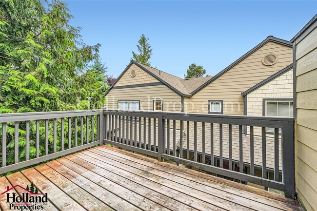 Building Photo - Spacious Townhome with A/C, Gas Fireplace & Water/Sewer Included!
