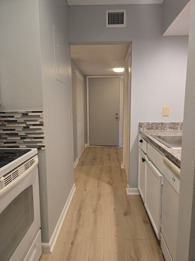 Building Photo - 160 Live Oak Woods Ct