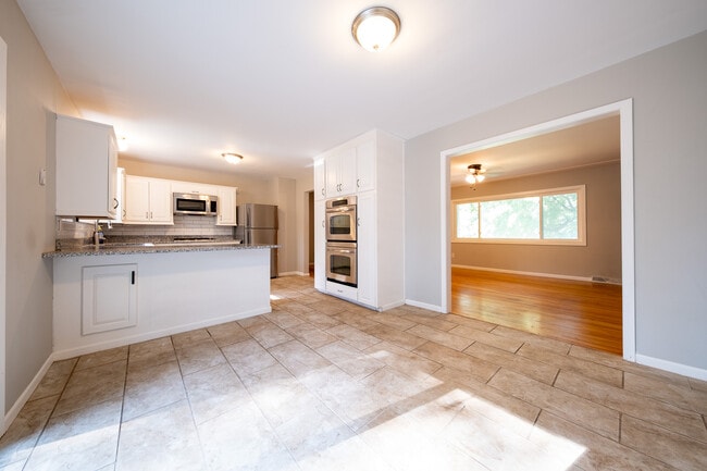 Building Photo - 3800 Fernbrook Ln N
