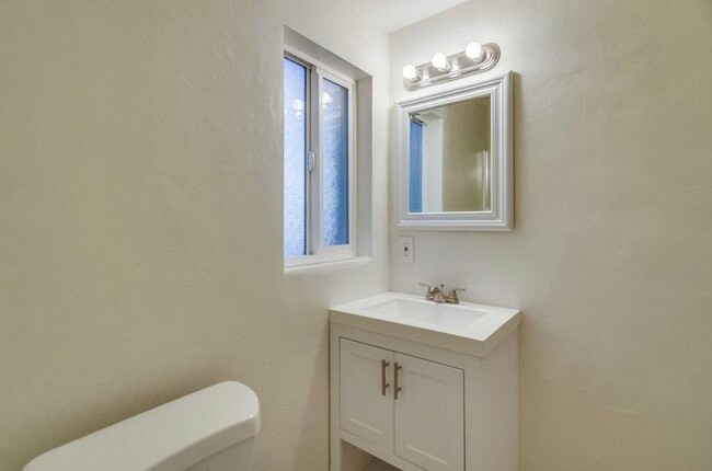 Building Photo - Updated 1 bedroom 1 bath downstairs apartm...