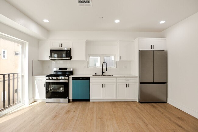 Building Photo - BRAND NEW TOWNHOUSE! One Month Free!