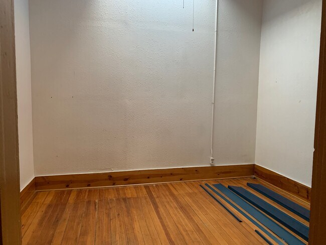 Building Photo - 318 W 17th St