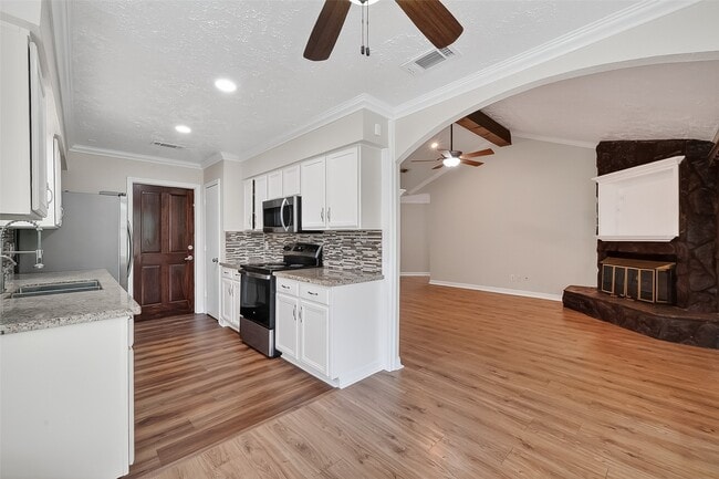 Building Photo - 13907 Old Village Ln