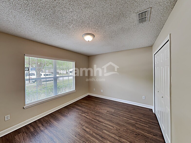 Building Photo - 6076 Scenic Meadow Ln