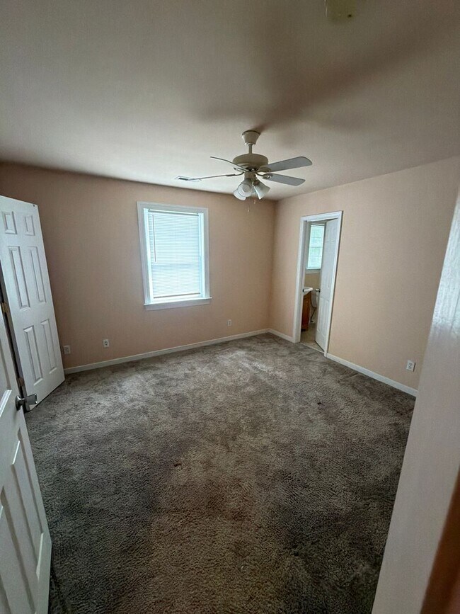 Building Photo - Large 3 Bedroom | 2.5 Bath in The Fan!