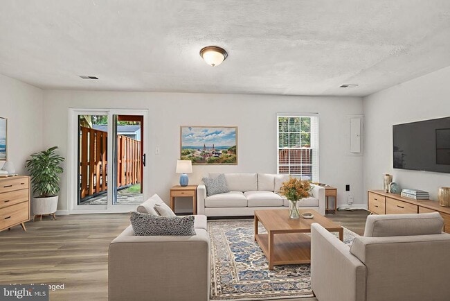 Primary Photo - 306 Kings Crest Dr