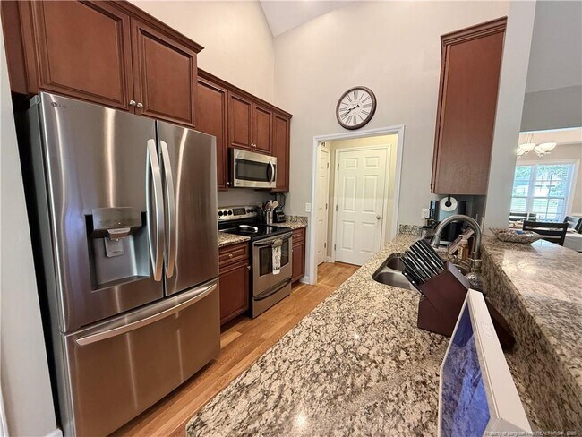 Building Photo - 275 Maplewood Dr