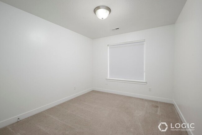 Building Photo - 164 Valcrest Dr