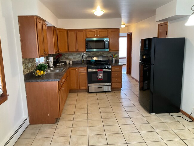 Building Photo - 2325 W Marquette rd