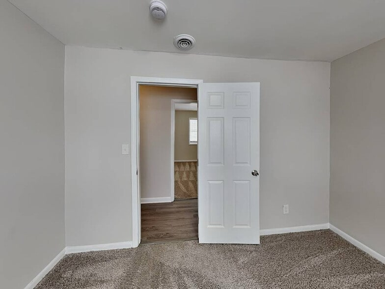 Building Photo - 335 Dartmouth Dr SW