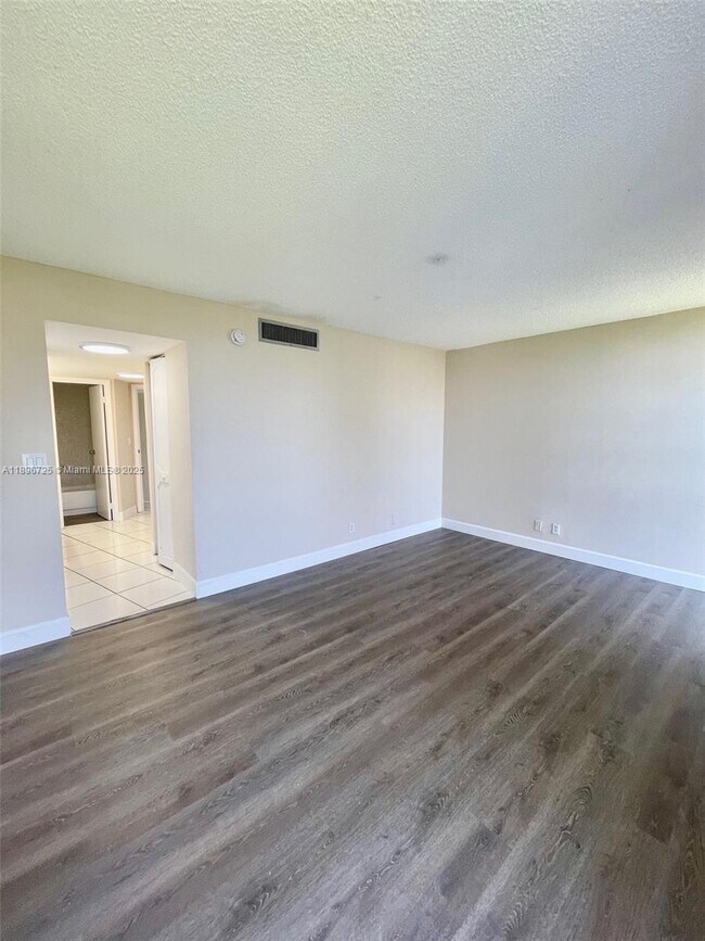 Building Photo - 20400 W Country Club Dr