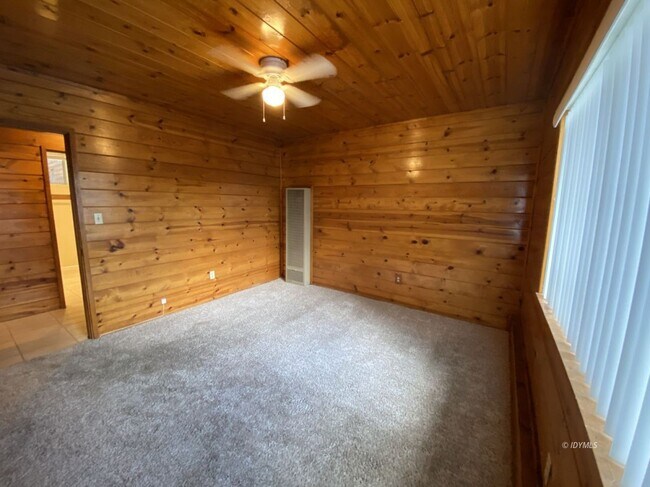 Building Photo - LARGE 2 BEDROOM WALK TO TOWN