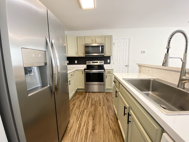 Building Photo - Charming End Unit Townhome in Mill Creek!