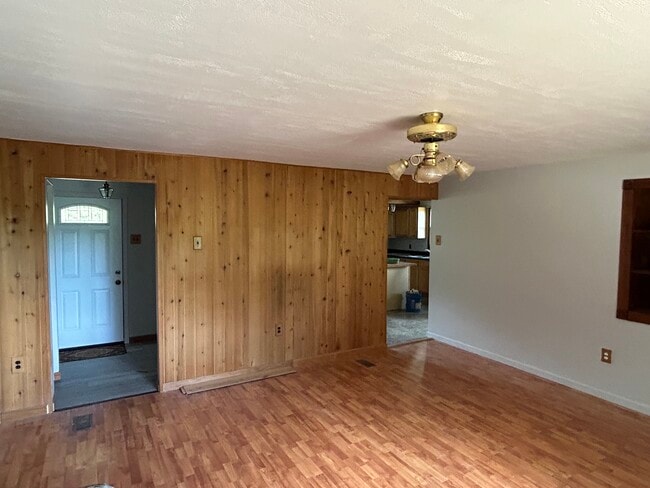 Building Photo - 359 Truce Rd