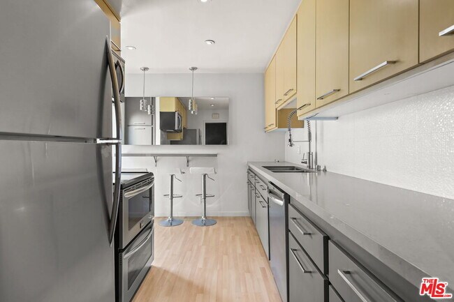 Building Photo - 8550 Holloway Dr