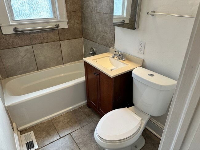 Building Photo - Adorable One Bedroom Duplex Near Plaza Midwood!