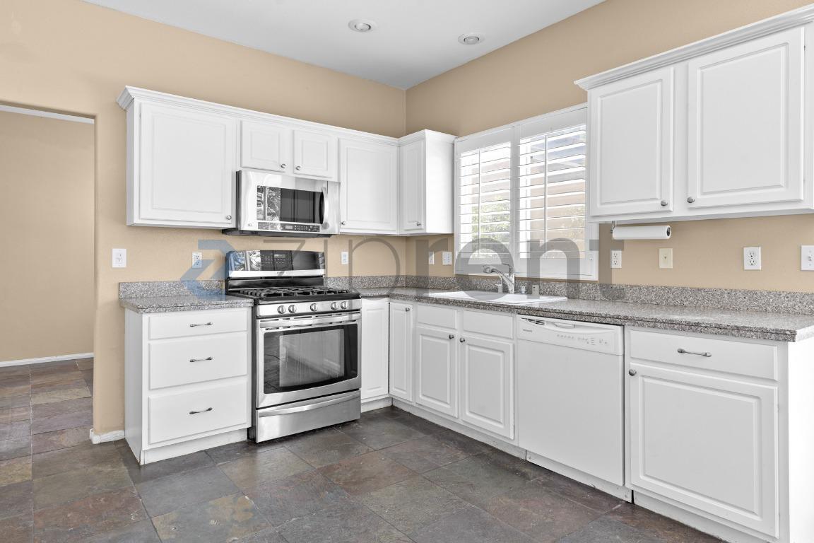 Building Photo - 2455 Silver Sunrise Ln