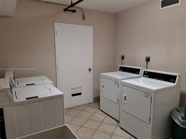 Building Photo - 5161 Collins Ave