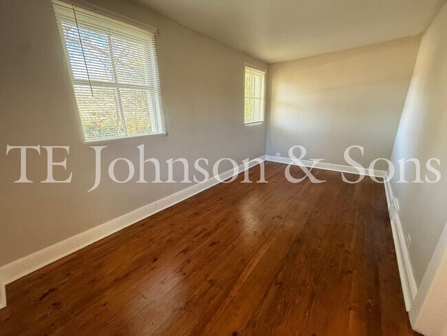 Building Photo - Charming 2BR Home Near Silas Creek Pkwy with Hardwood Floors & Carport