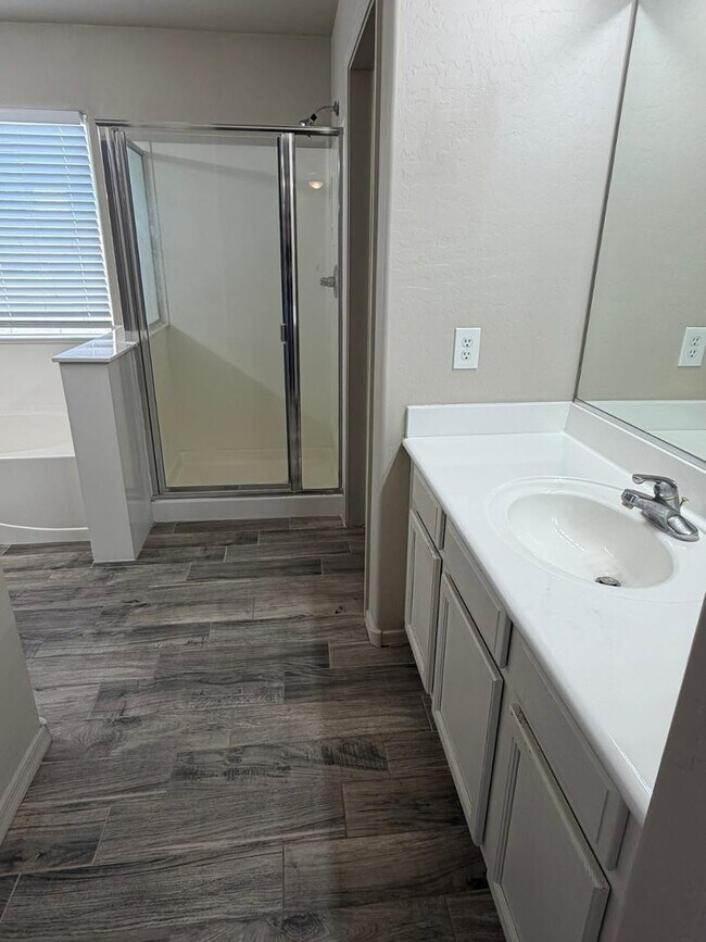 Building Photo - 11284 W Magnolia St