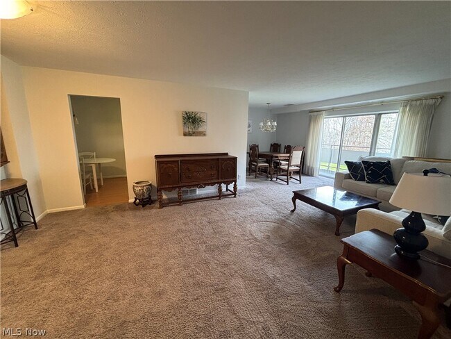 Building Photo - 2112 Acacia Park Dr