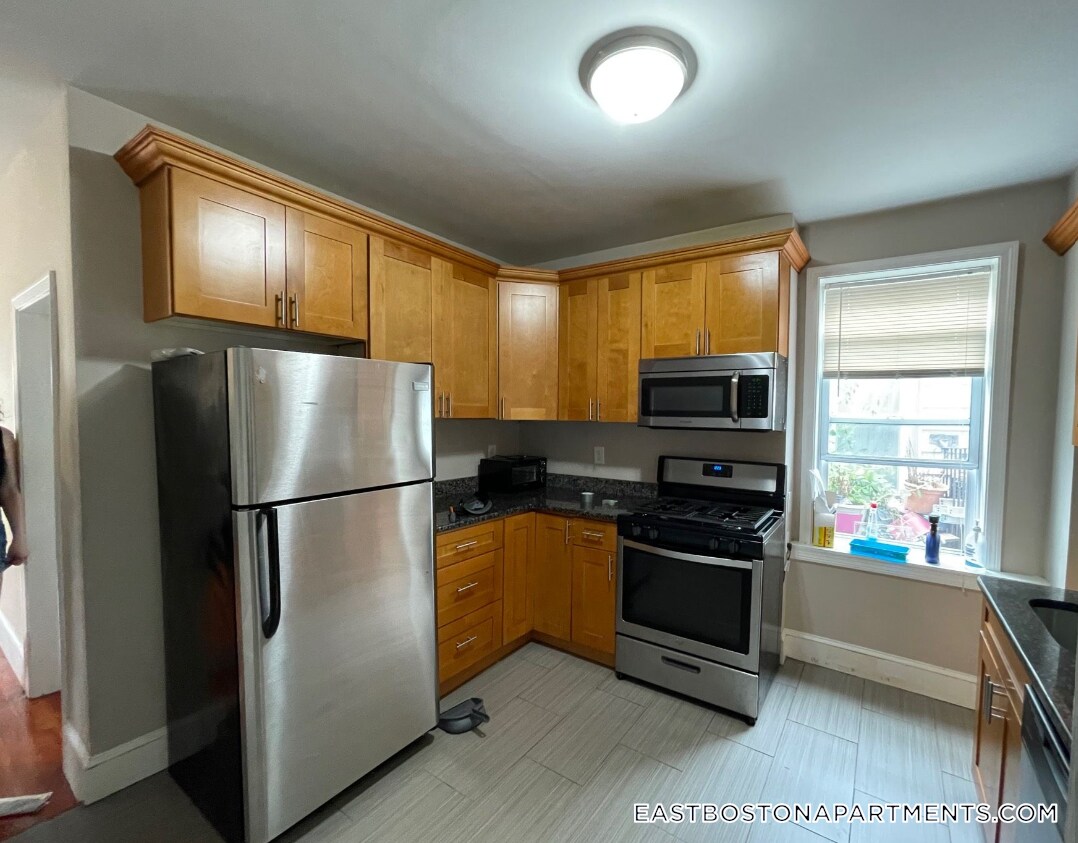 Building Photo - 241 Maverick St