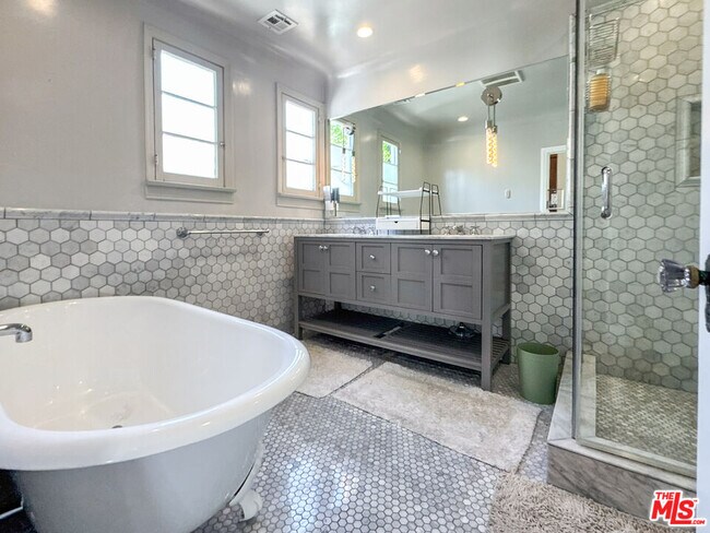 Building Photo - 345 Westbourne Dr