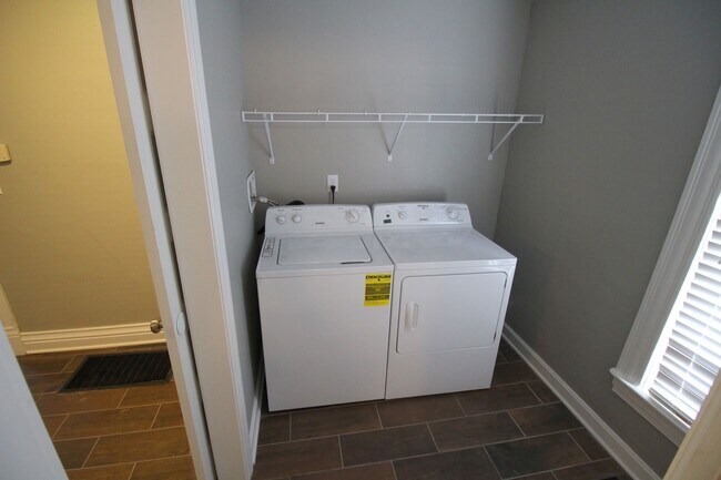 Building Photo - 3 bed 2 bath Campus Rental
