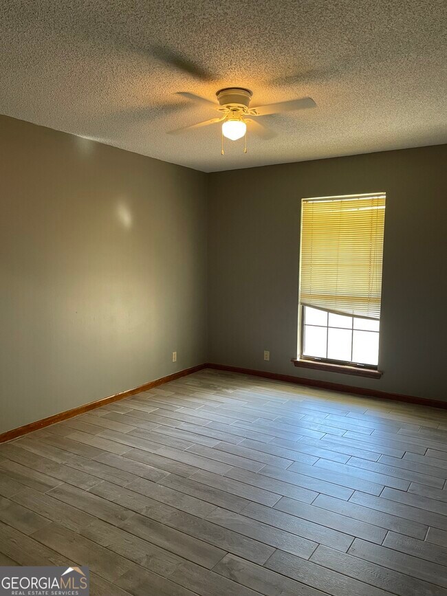 Building Photo - 211 N Woodvalley Dr