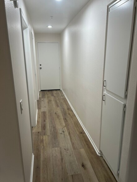 direct access to garage - 128 California Ct