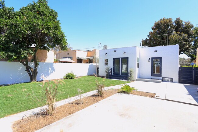 Building Photo - 3835 Hollypark Pl