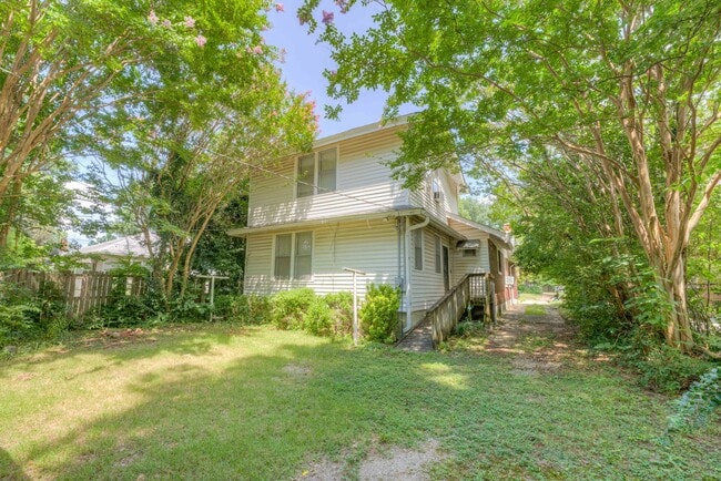 Building Photo - Charming 5BR/2.5BA Brick Bungalow in Vollintine-Evergreen