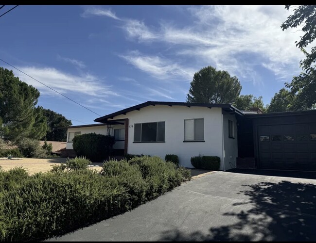 Primary Photo - 120 Glencrest Ln