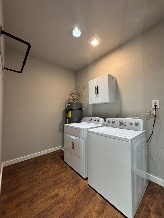 Building Photo - Newly Renovated & Ready to Impress!