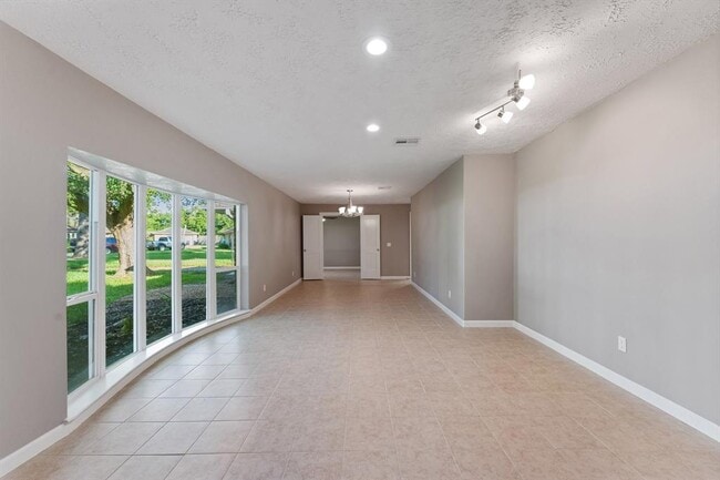 Building Photo - 11 Whittier Dr